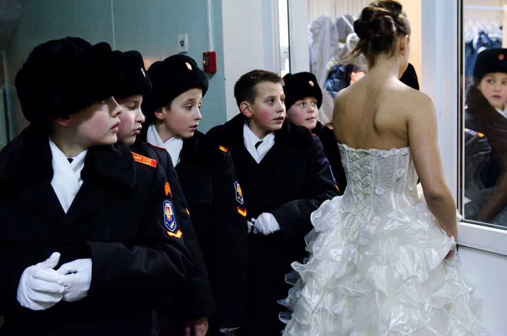 Russland: Strammstehen in der Schule | ©Sergey Kozmin/Focus Russland: Strammstehen in der Schule
