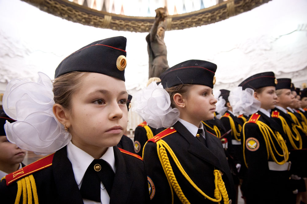 Russland: Strammstehen in der Schule | ©Sergey Kozmin/Focus Russland: Strammstehen in der Schule