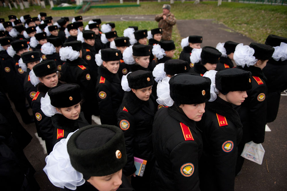Russland: Strammstehen in der Schule | ©Sergey Kozmin/Focus Russland: Strammstehen in der Schule
