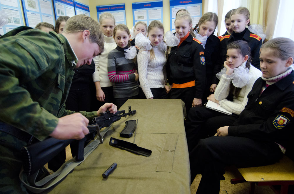 Russland: Strammstehen in der Schule | ©Sergey Kozmin/Focus Russland: Strammstehen in der Schule
