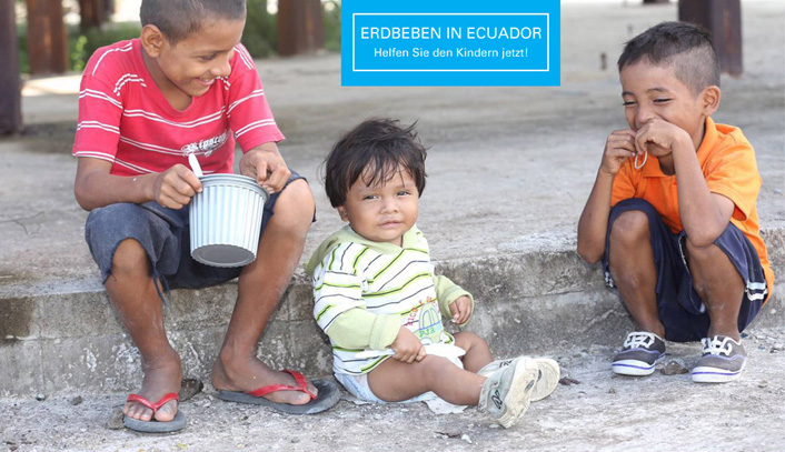Ecuador Erdbeben: Betroffene Kinder auf einer zerstörten Straße