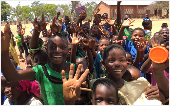 Danke für Ihre Unterstützung 2016 | © UNICEF/Ninja Charbonneau Jahresrückblick 2016: Winkende Kinder in Malawi