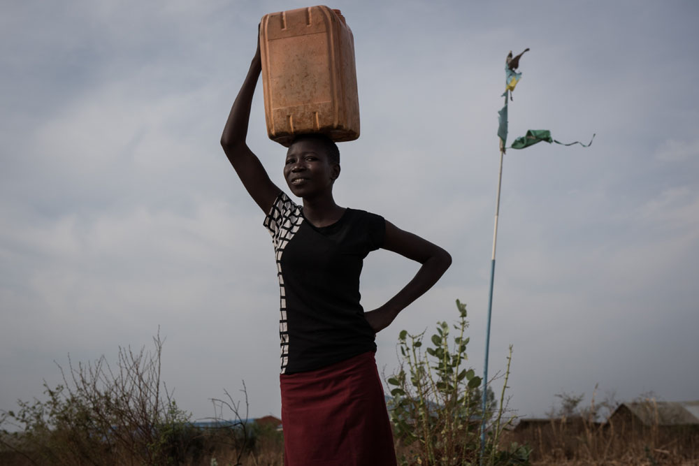 Amal transportiert einen Kanister voller unbehandeltem Wasser | © UNICEF/Hatcher-Moore Südsudan: Amal trägt einen Wasserkanister auf ihrem Kopf