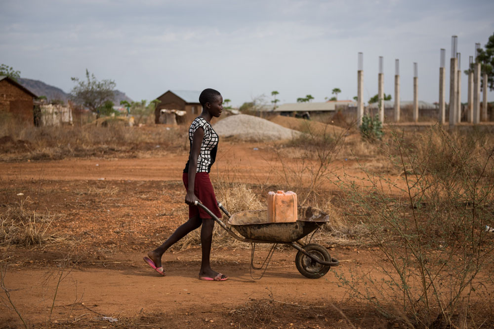 Die 17-Jährige Amal transportiert einen Wasserkanister | © UNICEF/Hatcher-Moore Südsudan: Amal mit einer Schubkarre und einem Wasserkanister