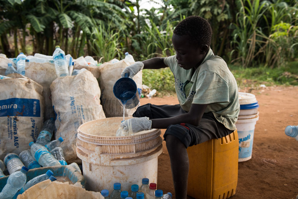 Südsudan: Die 13-jährige Francis mixt das Wasser mit einer Chlortablette