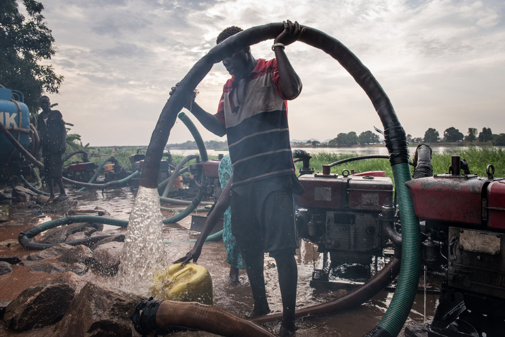 Der Wasserkanister wird mit Wasser aus dem weißen Nil gefüllt | © UNICEF/Hatcher-Moore Südsudan: Ein Wasserkanister wird mit einem Schlauch befüllt