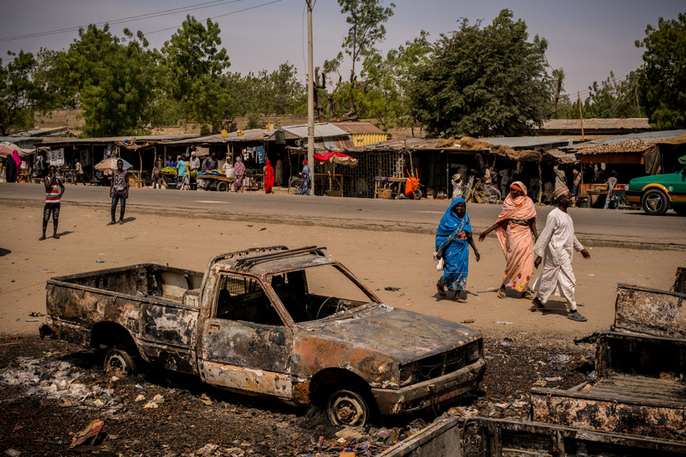 Dieses Auto zeigt von einer Anschlagsserie von Boko Haram | © UNICEF/Gilbertson VII Photo Nigeria: Ein ausgebranntes Auto als Zeuge eines Selbstmordattentäters