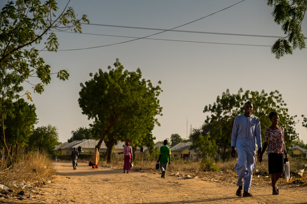 Auf diesem Weg wurde ein Mädchen erschossen | © UNICEF/Gilbertson VII Photo Nigeria: Studenten auf dem Weg zur Universität von Mauduguri