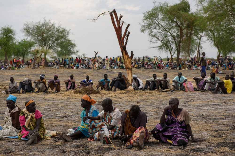 Die Menschen warten auf die Verteilung der Nahrungsmittelrationen | © UNICEF/Hatcher-Moore Südsudan: Dies ist die Schlange für die monatliche Verteilung der Nahrungsmittelrationen