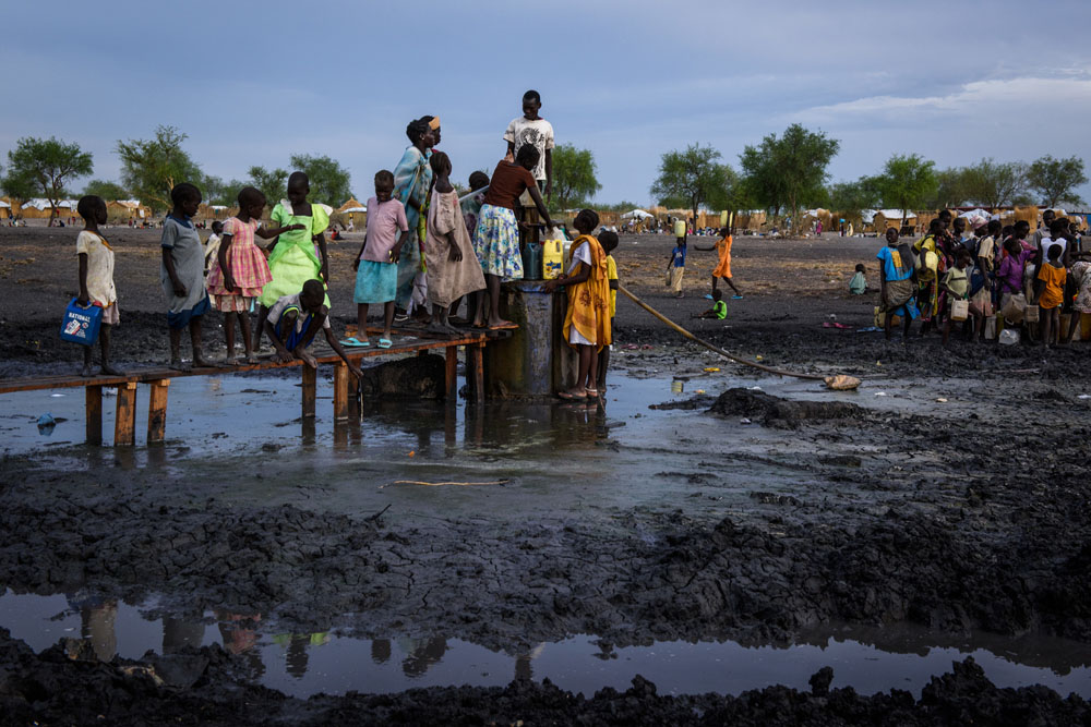 Südsudan: Die Menschen sammeln sich um eines der sechs Bohrlöcher