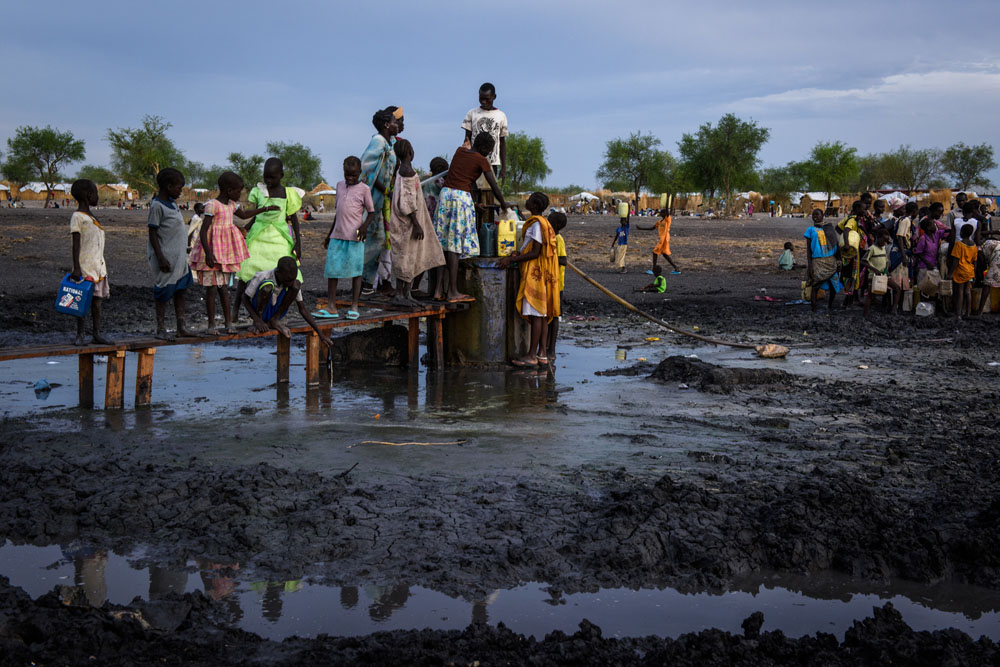 Durch den enormen Zustrom an Menschen verbreitet sich die Cholera | © UNICEF/Hatcher-Moore Südsudan: Die Menschen sammeln sich um eines der sechs Bohrlöcher