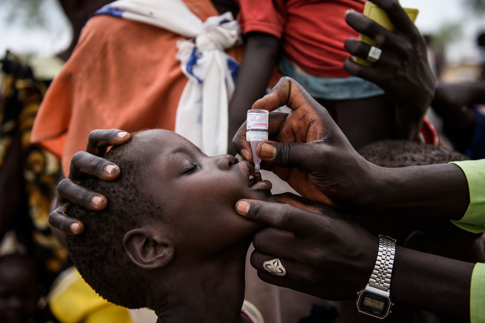 Südsudan: UNICEF-Mitarbeiter impfen Kinder gegen Polio und Masern