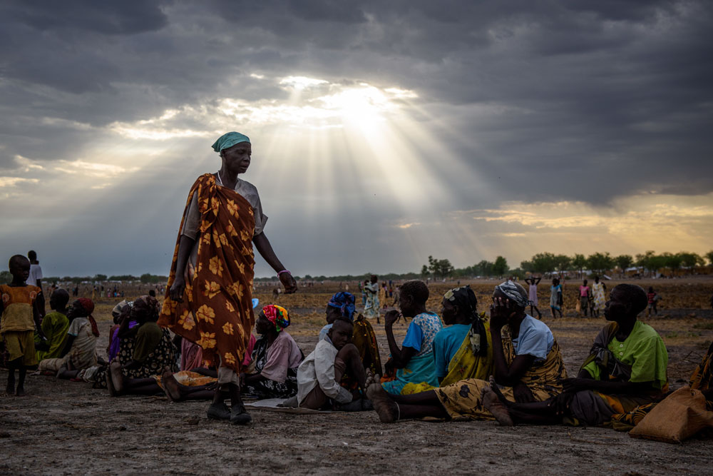 Südsudan: Die Frauen warten in einer Schlange, um sich für die Rapid-Response registrieren zu lassen