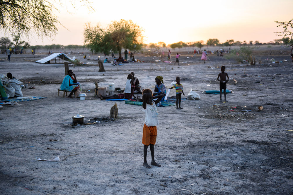 Südsudan: Ein Junge ist sich am strecken. Er muss heute unter freiem Himmel schlafen