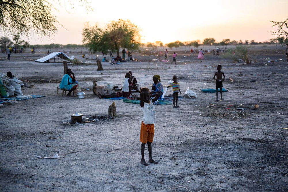 Dieser Junge muss in Aburoc unter freiem Himmel schlafen | © UNICEF/Hatcher-Moore Südsudan: Ein Junge ist sich am strecken. Er muss heute unter freiem Himmel schlafen