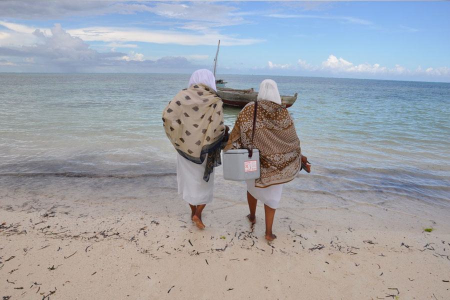 Mit Hilfe eines Bootes werden Impfstoffe auf die Insel Sansibar gebracht| © Gavi Path/Doune Porter Tansania: Impfstoffe werden mit dem Boot auf die Insel Sansibar gebracht