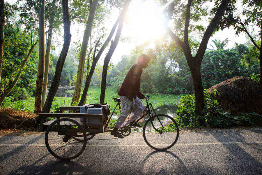 Johrul transportiert eine Kühlbox mit Impfstoffen | © UNICEF Bangladesh/Akash Bangladesch: Johrul transportiert mit seinem Fahrrad wichtige Impfstoffe