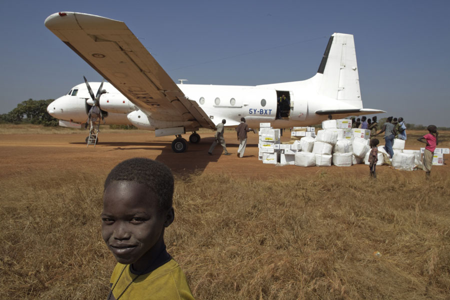 Südsudan: Ein Flugzeug mit Hilfsgütern wird entladen