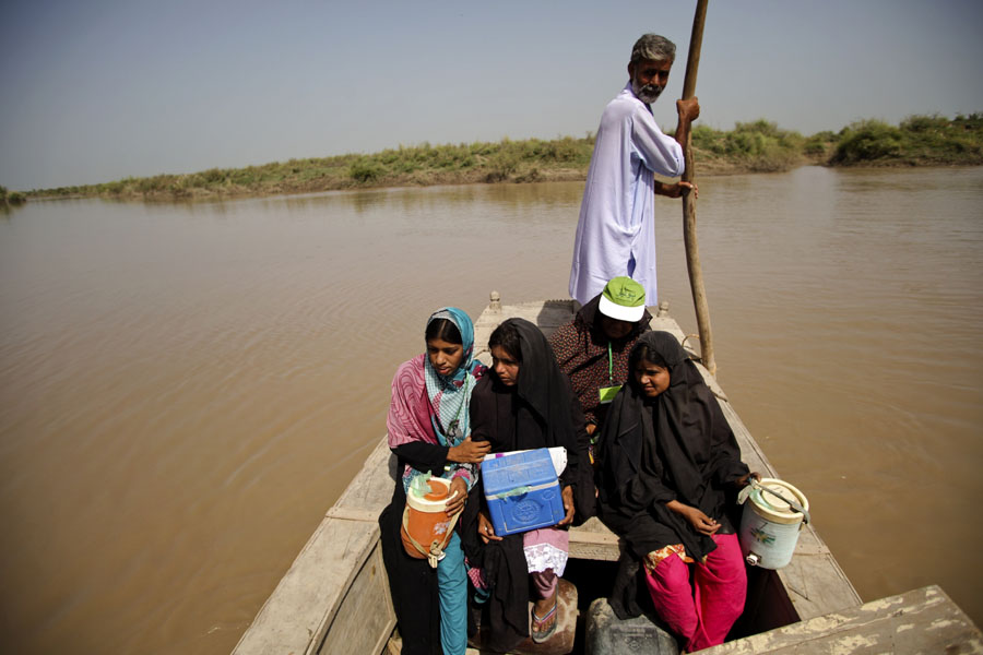 Die Impfstoffe müssen über den Indus, damit den Kindern geholfen werden kann | © UNICEF/Zaidi Pakistan: Die Impfstoffe werden mit einem Boot über den Indus tranposrtiert