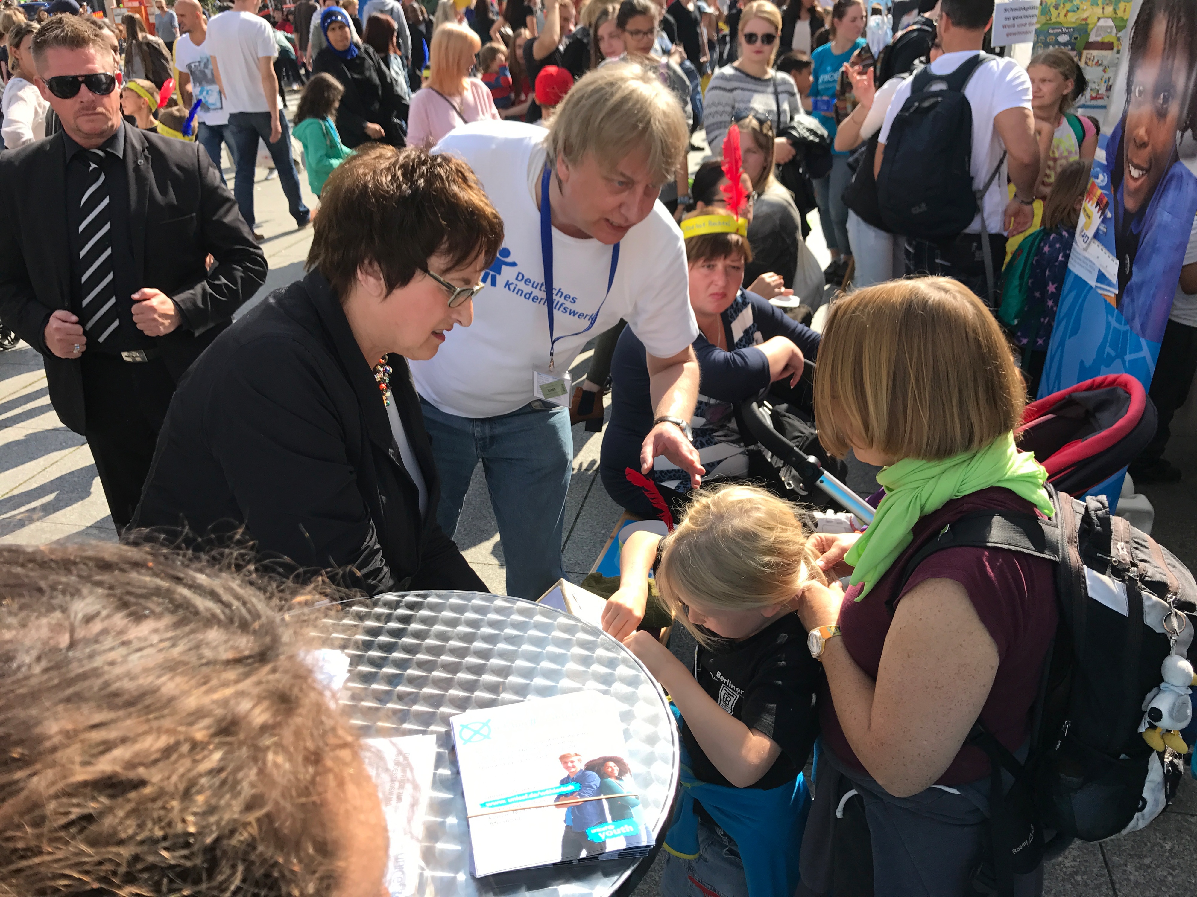 Die Bundeswirtschaftsministerin Brigitte Zypries reicht einem Mädchen die UNICEF-Wahlurne © UNICEF Berlin Neuer Inhalt