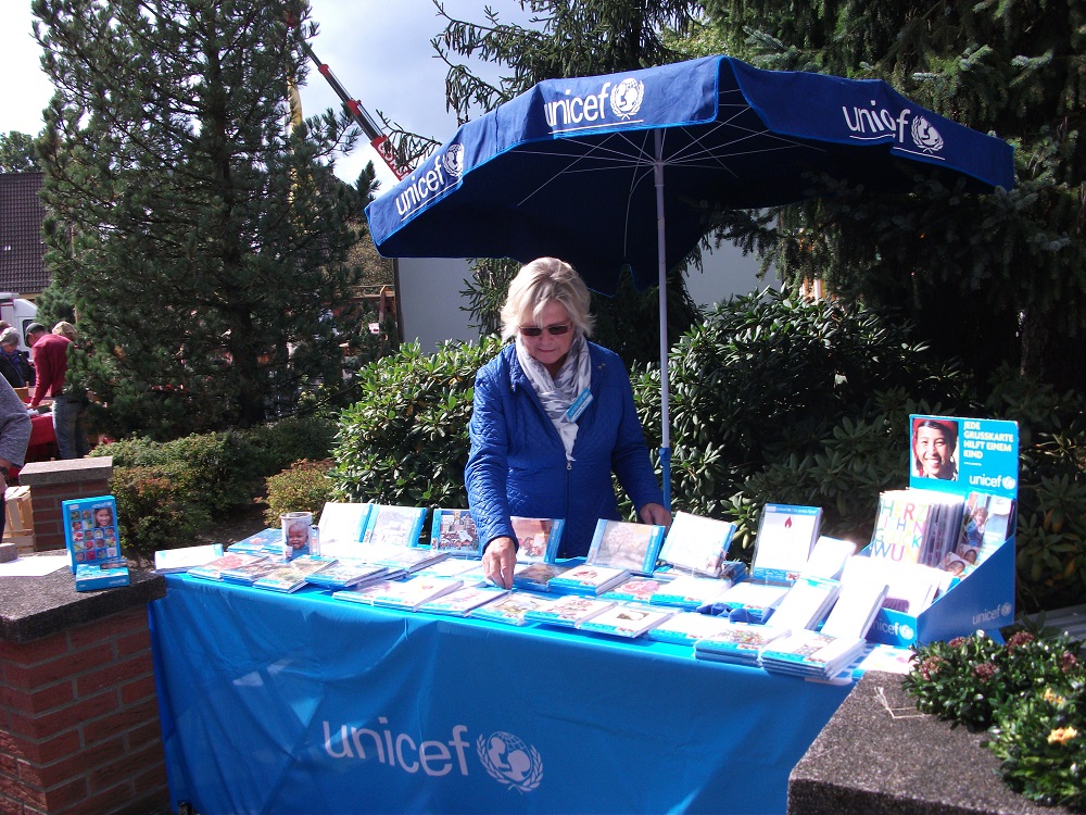 Grußkartenverkauf auf dem Herbstmarkt Groß Hehlen © UNICEF-AG Celle/2017/Rita Schwenk