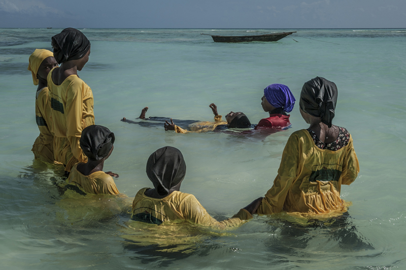Zanzibar : On the girls’ right not to drown | © Anna Boyiazis, USA (Freelance Photographer) Zanzibar : On the girls’ right not to drown