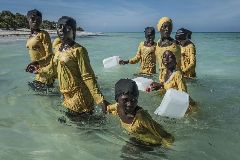 Zanzibar : On the girls’ right not to drown | © Anna Boyiazis, USA (Freelance Photographer) Zanzibar : On the girls’ right not to drown