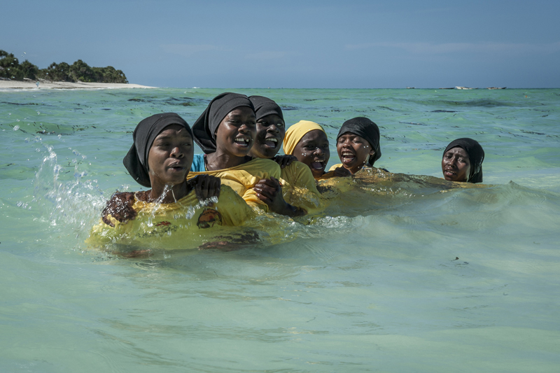 Zanzibar : On the girls’ right not to drown | © Anna Boyiazis, USA (Freelance Photographer) Zanzibar : On the girls’ right not to drown