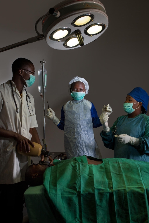Sezelina will als Chirurgin Kinder günstiger behandeln | © UNICEF/Dubourthoumieu Dem. Rep. Kongo: Sezelina will Chirurgin werden