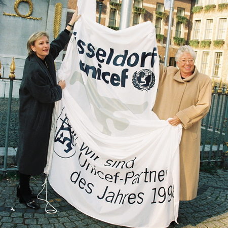 UNICEF-Botschafterin Sabine Christiansen und die frühere Oberbürgermeisterin von Düsseldorf, Marlies Smeets | © UNICEF/Hyou Vielz Städtepartnerschaft Düsseldorf: Düsseldorf wird UNICEF-Partner des Jahres.