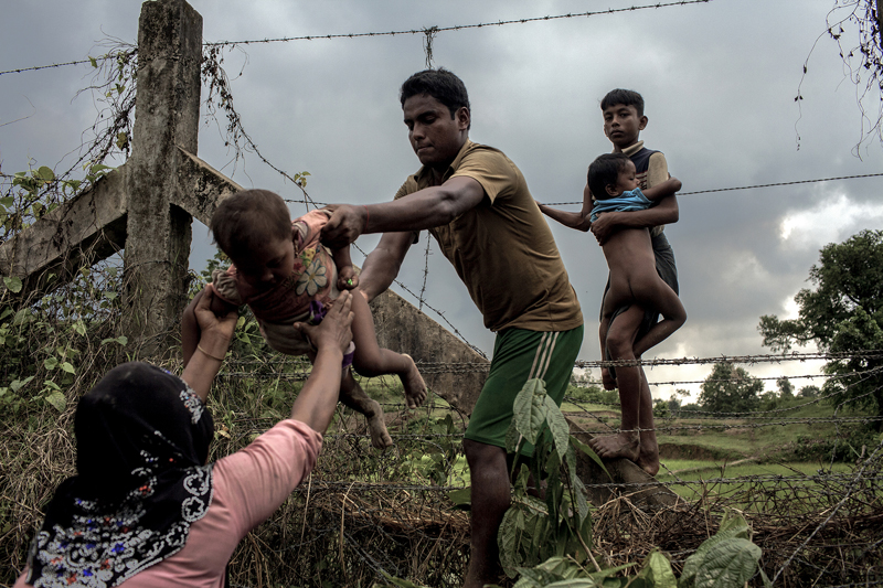 Rohingya-Familie während ihrer Flucht aus Myanmar nach Bangladesch. 