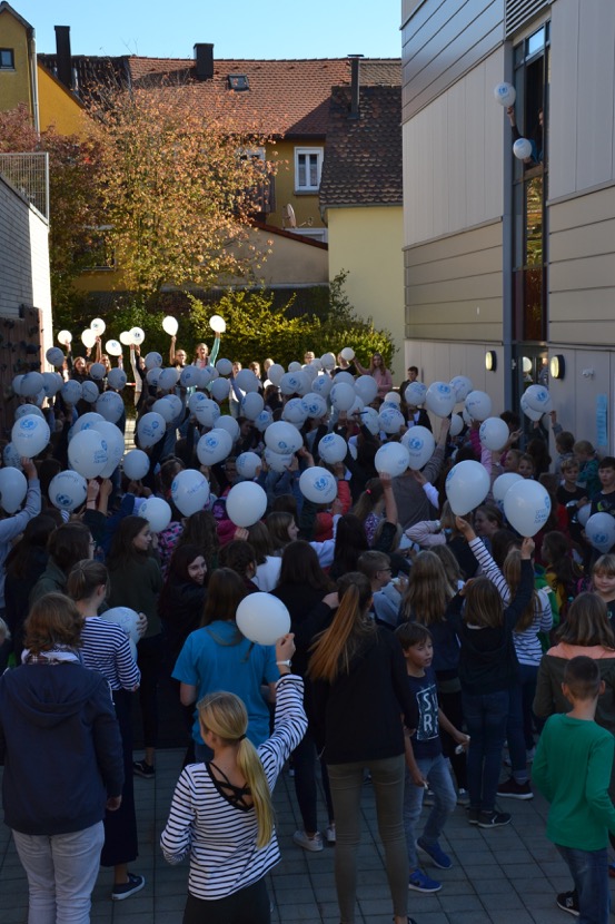 Kinder des Paul-Pfinzing-Gymnasiums Hersbruck mit Luftballons