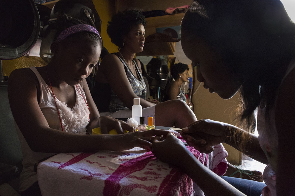 Haiti: Im Elend die Würde bewahren | © Tariq Zaidi, Großbritannien (Caters News Agency, Getty Images) Haiti: Im Elend die Würde bewahren