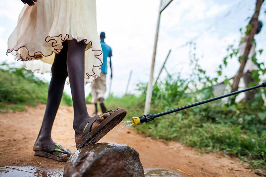 Südsudan: Ein Helfer desinfiziert die Füße eines Mädchens.