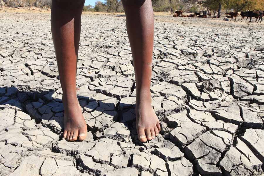 Zimbabwe: Ein Kind steht in einem ausgetrockneten Flussbecken.