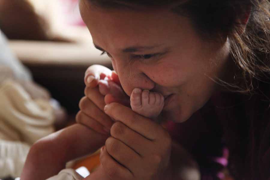 Mazedonien: Eine Mutter küsst die Füße ihres Kindes.