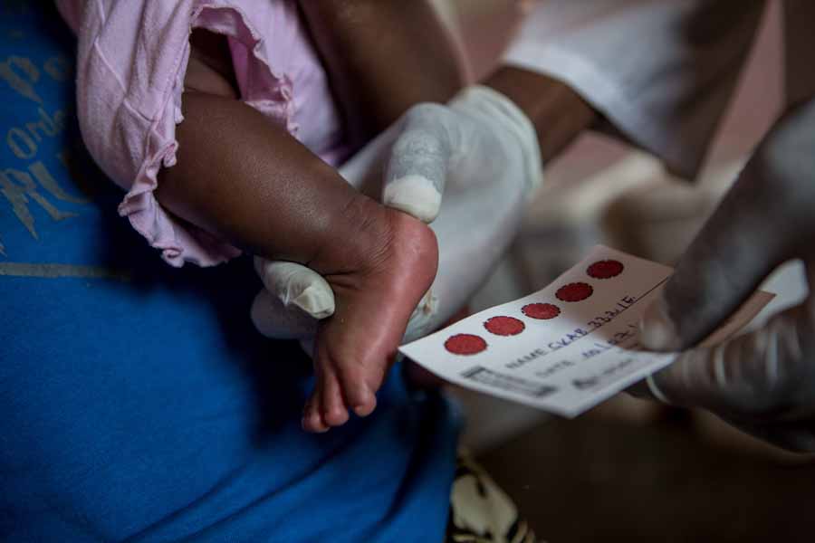 Zu viele Kinder leiden unter schlechter medizinischer Versorgung. | © UNICEF/Schermbrucker Kongo: Ein Kind wird mithilfe eines Blutbildes auf HIV getestet.