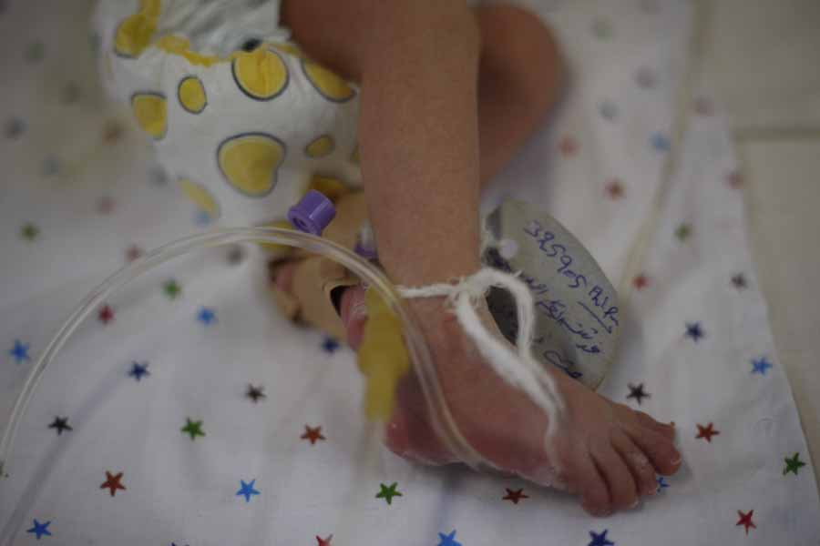 Afghanistan: Ein untergewichtiges Neugeborenes in Behandlung auf der Intensivstation.