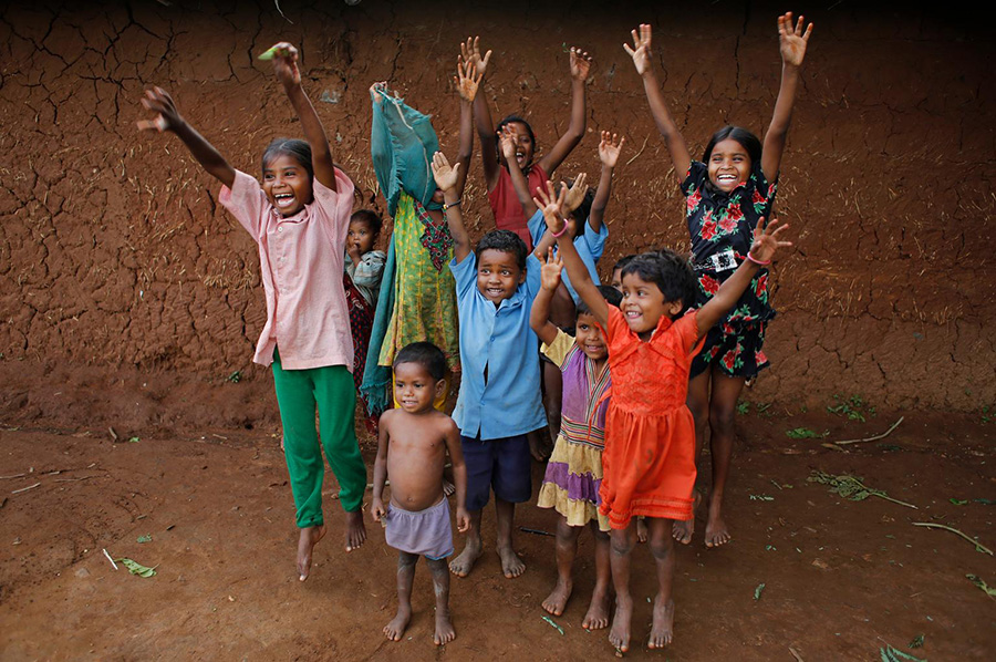 Indien: Eine Gruppe von Kindern springt vor Freude beim Spielen.