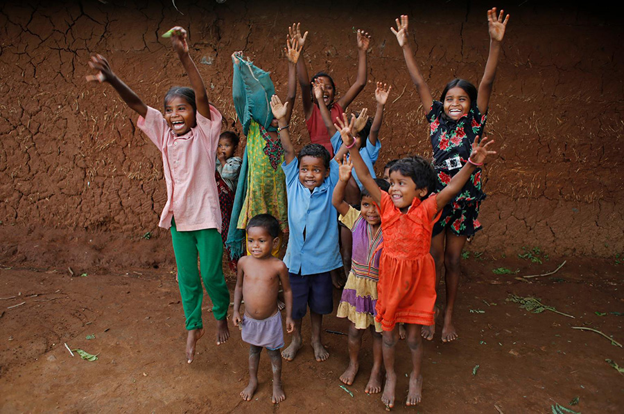 Jedes Kind hat das Recht auf eine sorgenfreie Kindheit. | © UNICEF/Altaf Qadri Indien: Eine Gruppe von Kindern springt vor Freude beim Spielen.