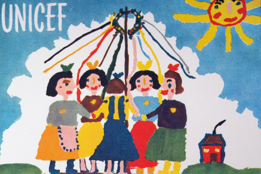 Kinder tanzen um den Maibaum | © Jitka Samkova UNICEF-Grußkarte: Auf der Karte sieht man Kinder, die um den Maibaum tanzen