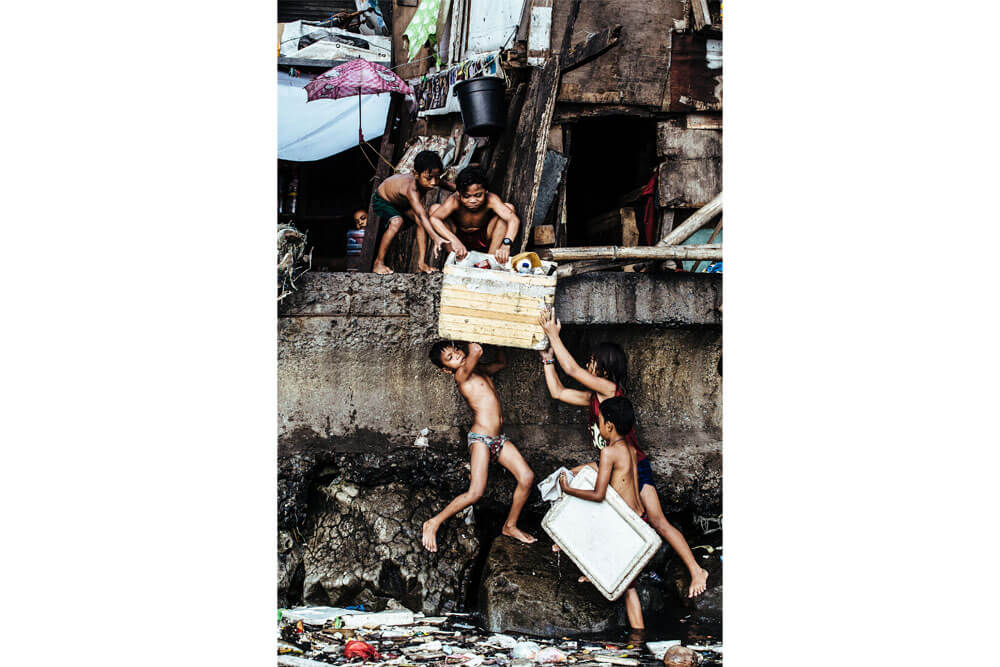 Philippinen: Die Kinder, der Müll und der Tod | © Hartmut Schwarzbach, Deutschland (Argus Fotoagentur) Philippinen: Die Kinder, der Müll und der Tod