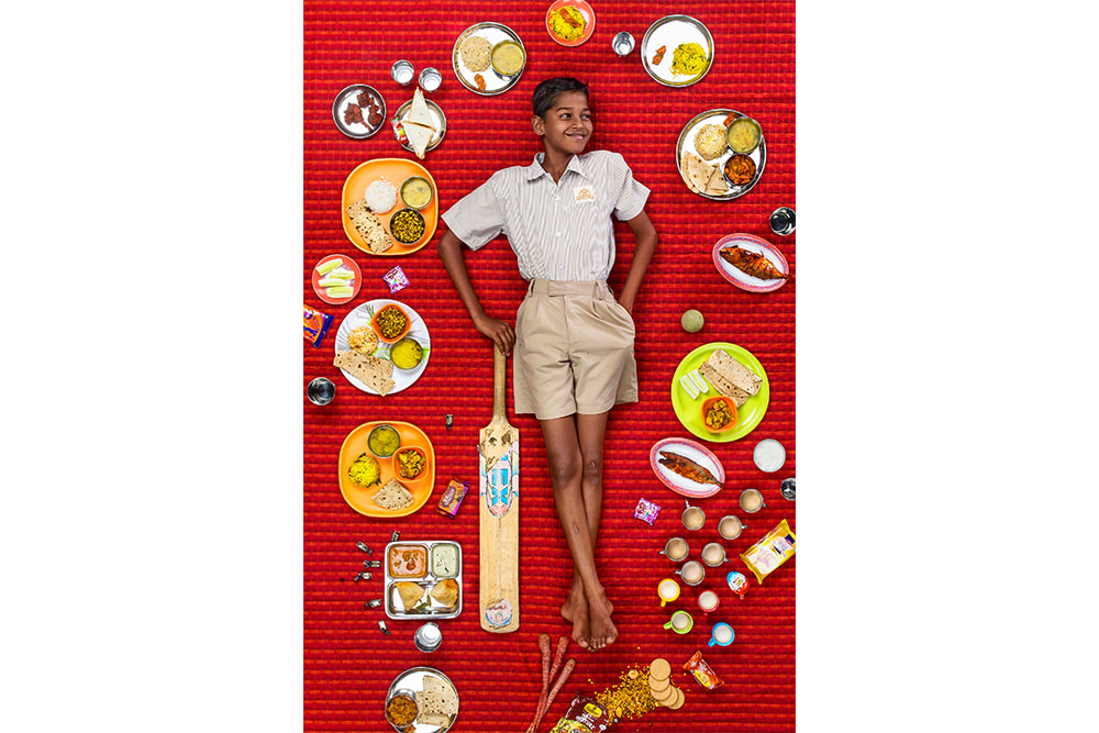 Ein Junge und sein tägliches Essen künstlerisch abgebildet, Copyright by Gregg Segal