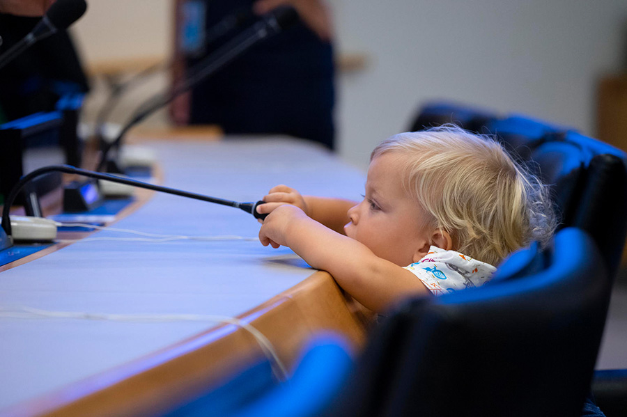 UN Hauptsitz: Ein Kind spricht in ein Mikrofon am Podium des UNICEF-Exklusivrates.