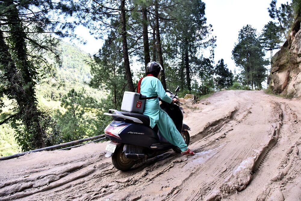UN0125828 roller frau Indien: Eine Helferin transportiert Impfstoffe mit einem Motorroller