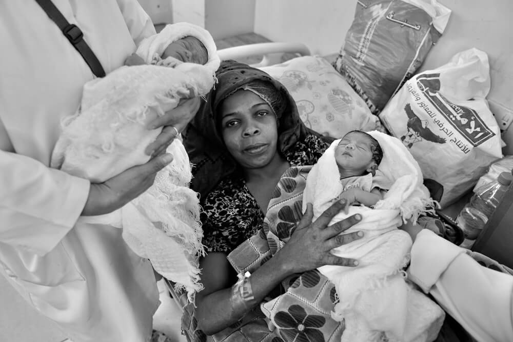 Jemen: Sofia im Bett mit ihren Kindern