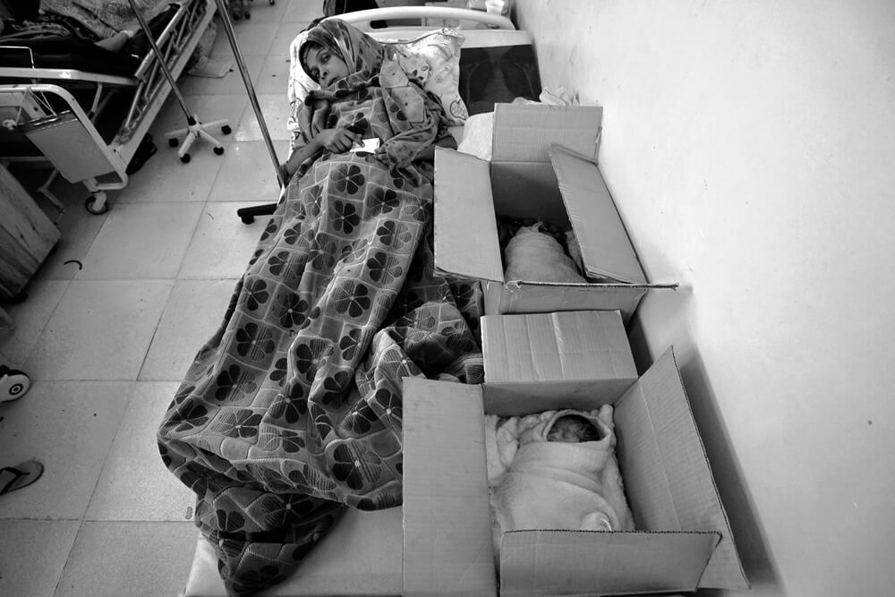 Sofia im Bett mit ihren Zwillingen | © Giles Clarke for UNOCHA Jemen-Hilfe: Sofia im Bett mit ihren Zwillingen