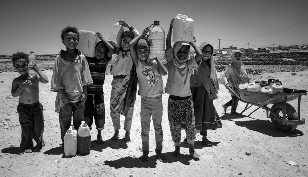 Jemen: Kinder mit Wasserkanistern