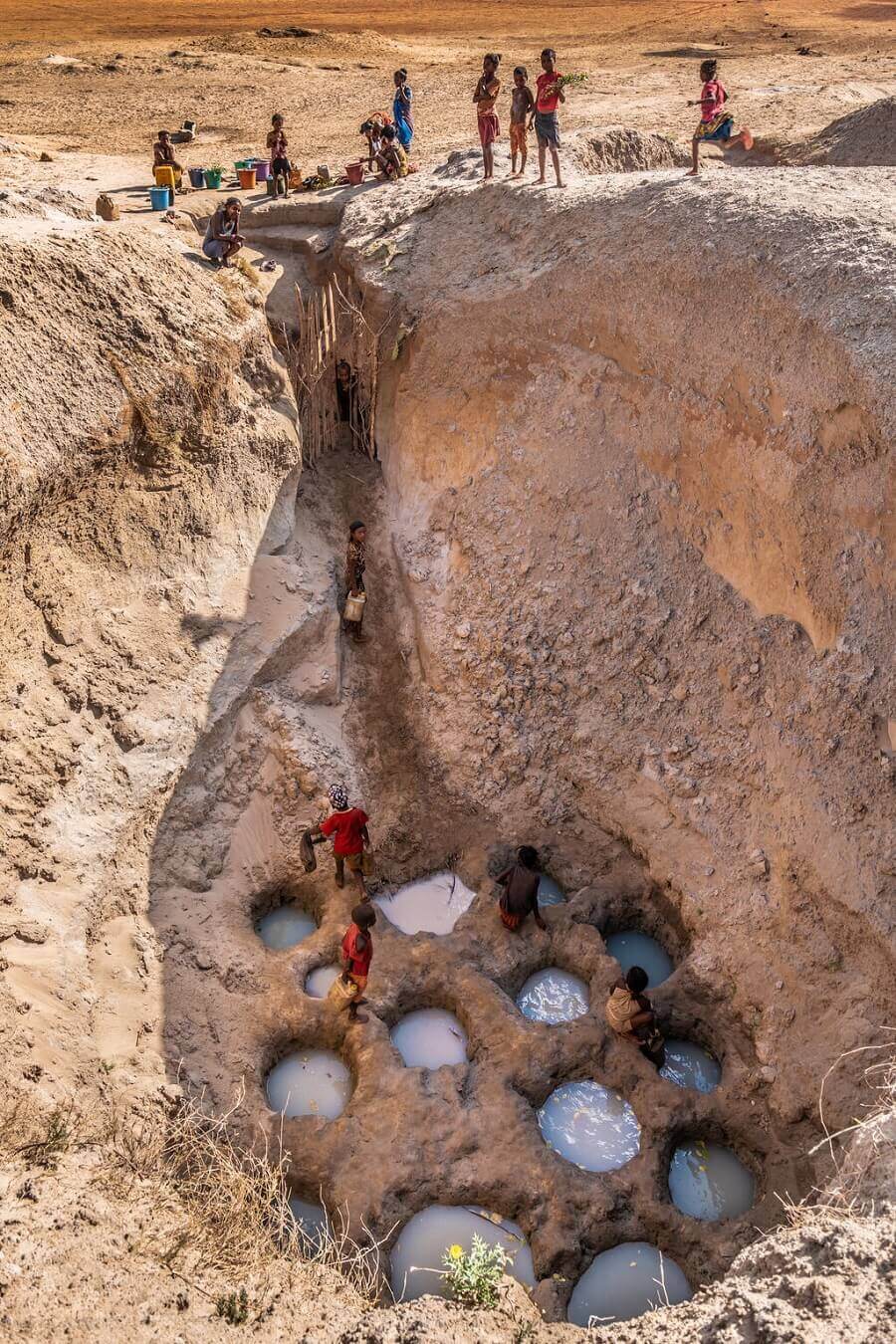 Menschen graben große Löcher um an Wasser zu gelangen.