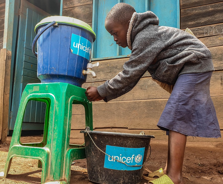 Demokratische Republik Kongo: Ein Mädchen wäscht sich vor dem Unterricht die Hände mit Wasser.